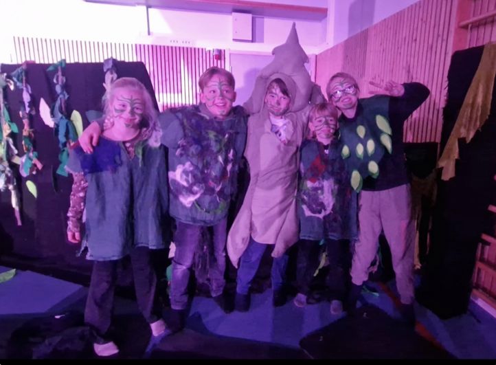 en gruppe mennesker som poserer for kameraet