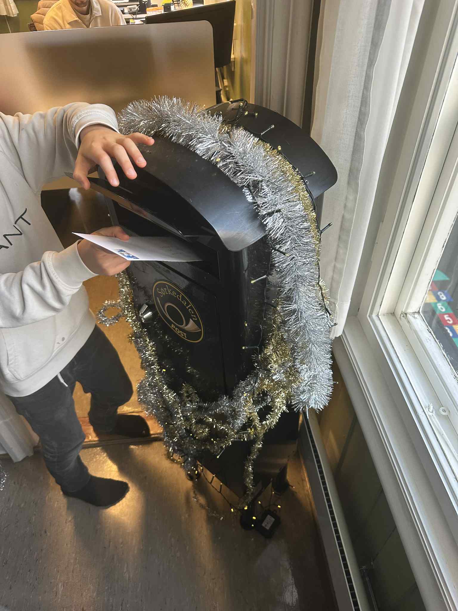 en person som holder en vifte