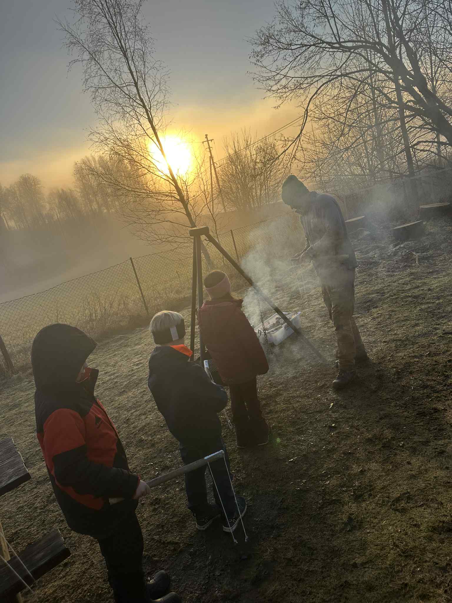 En gruppe mennesker utenfor