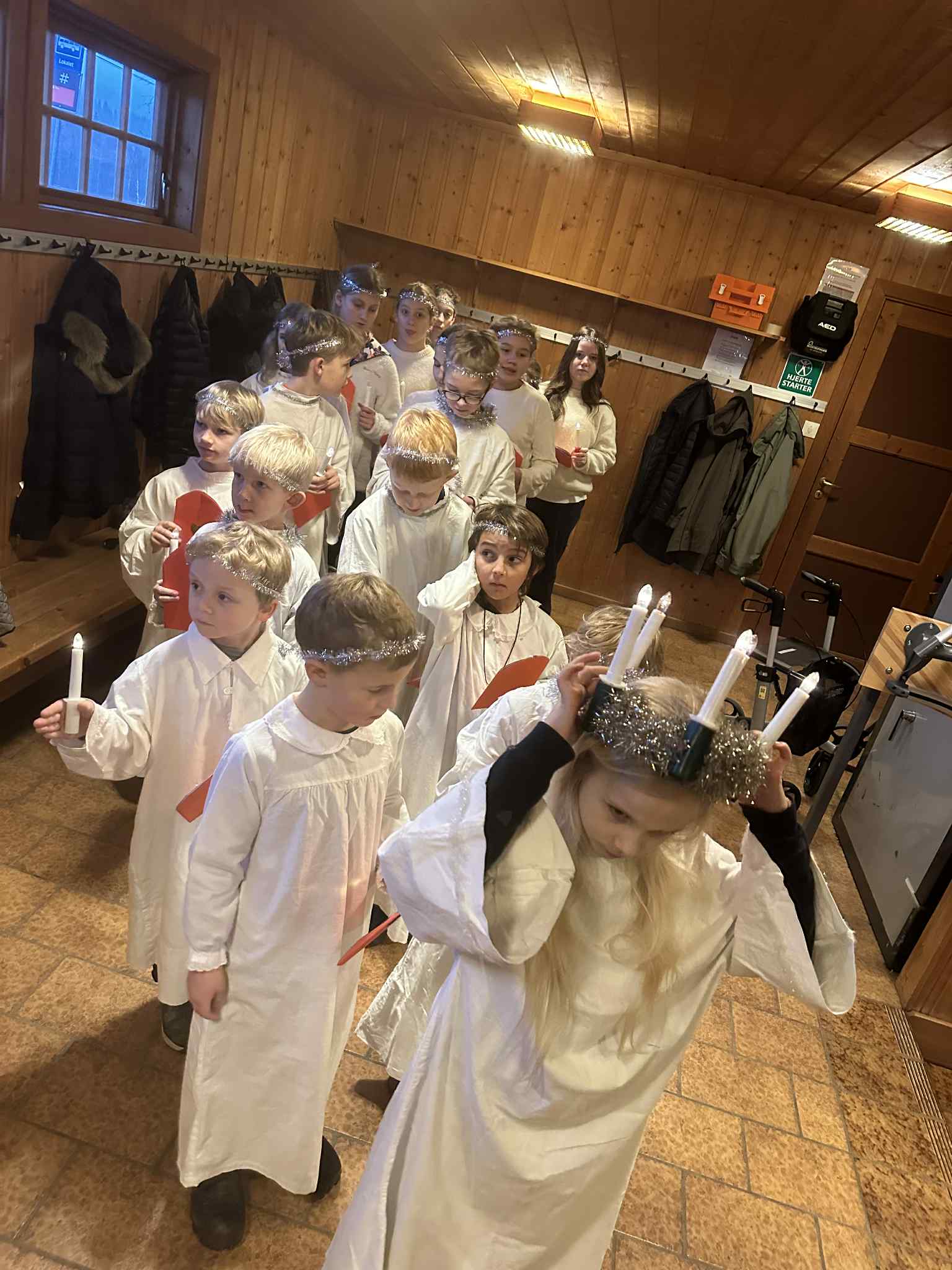 en gruppe barn iført klær