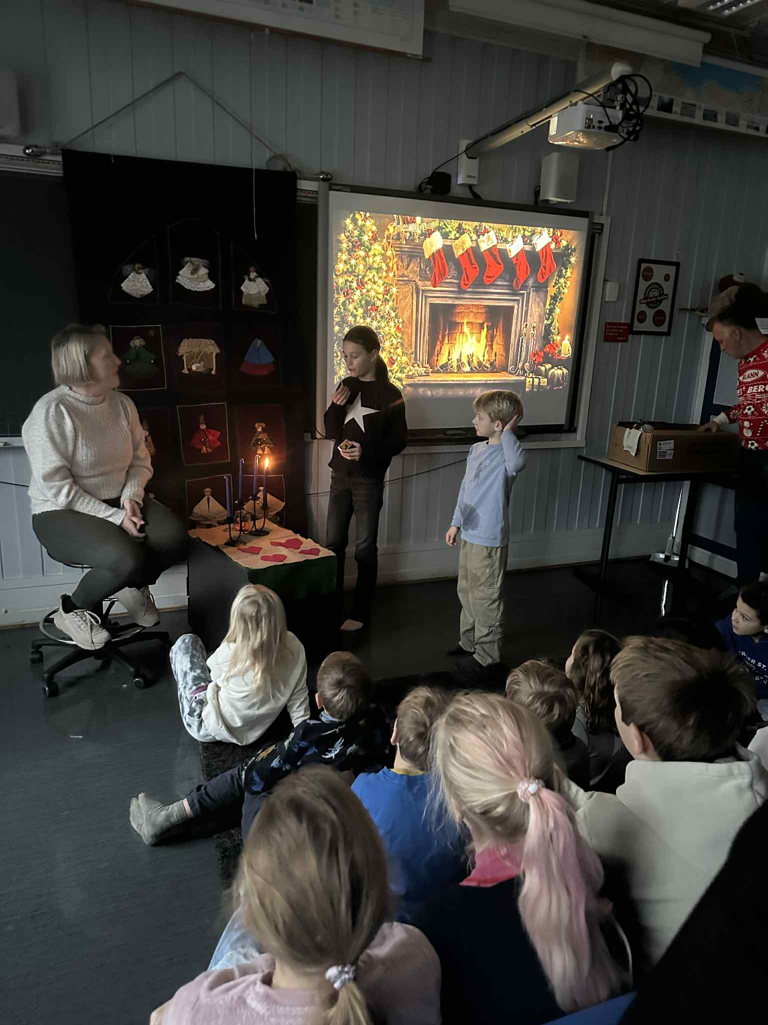 en gruppe mennesker som ser på en person som spiller gitar