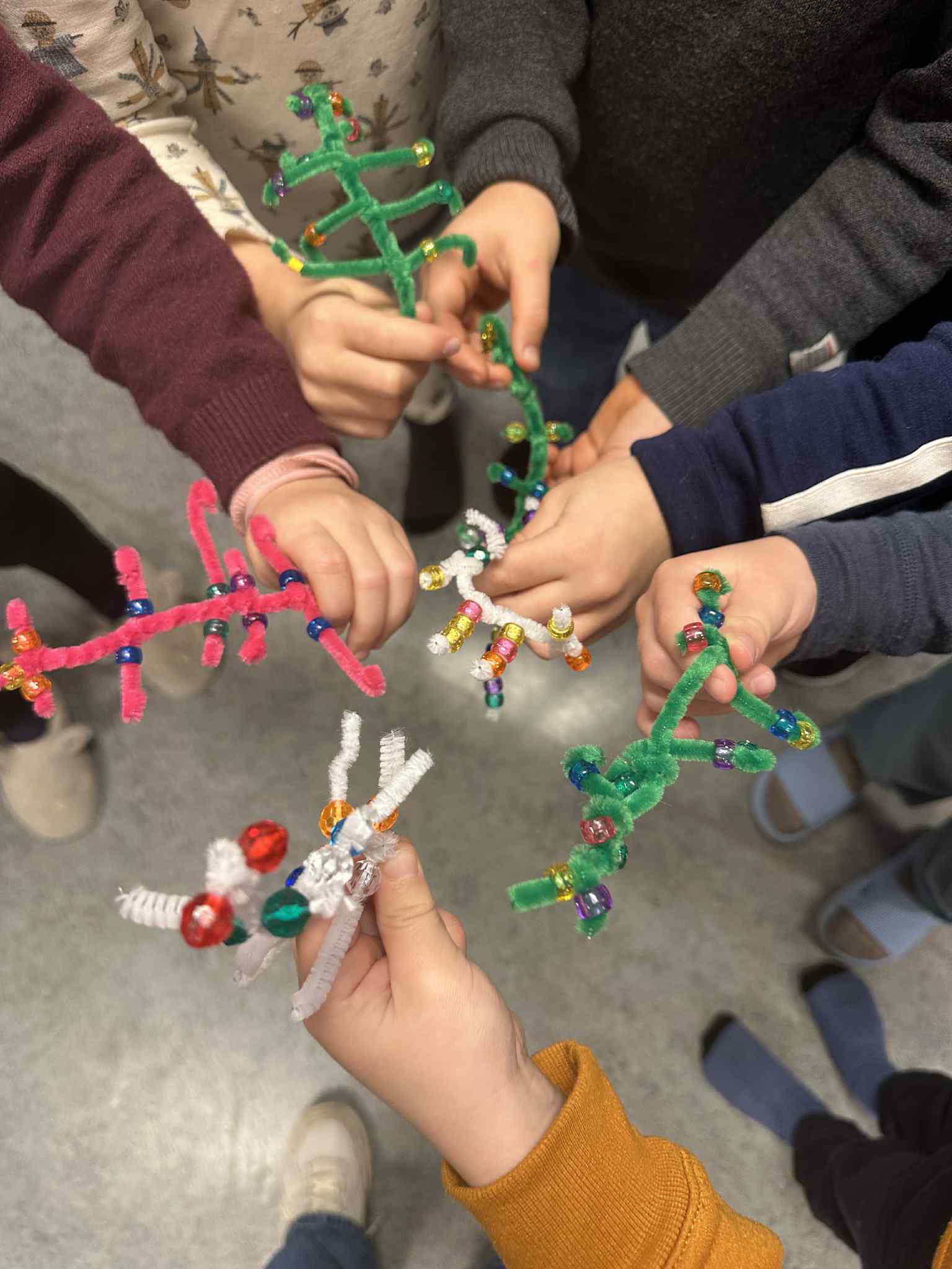 en gruppe mennesker som holder en leke