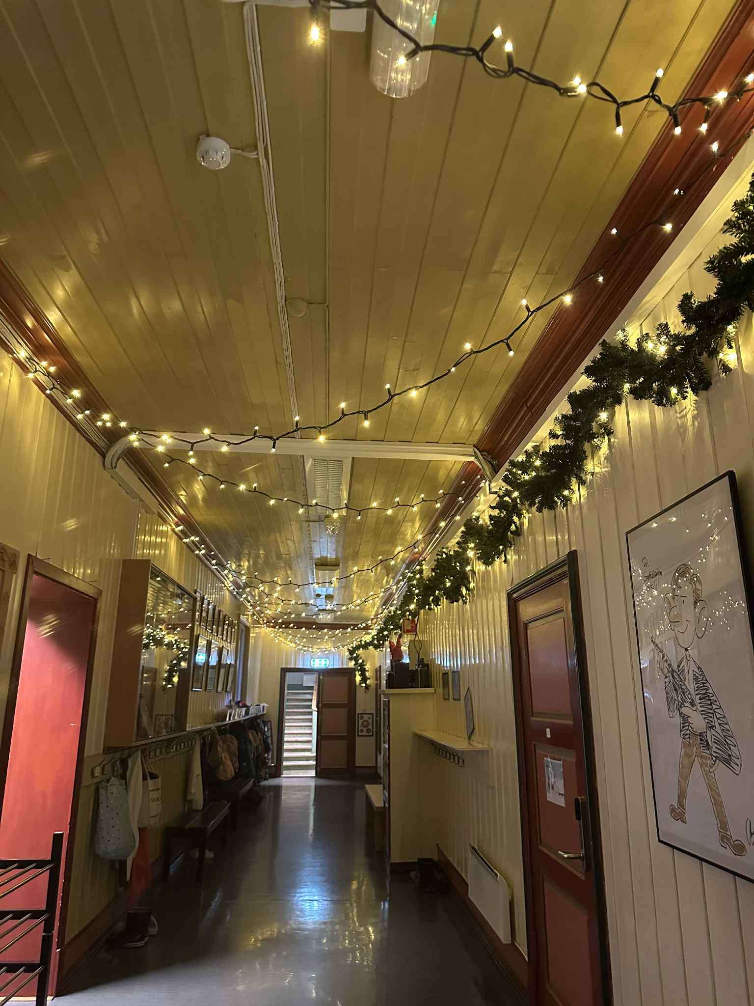 en korridor med lys fra taket