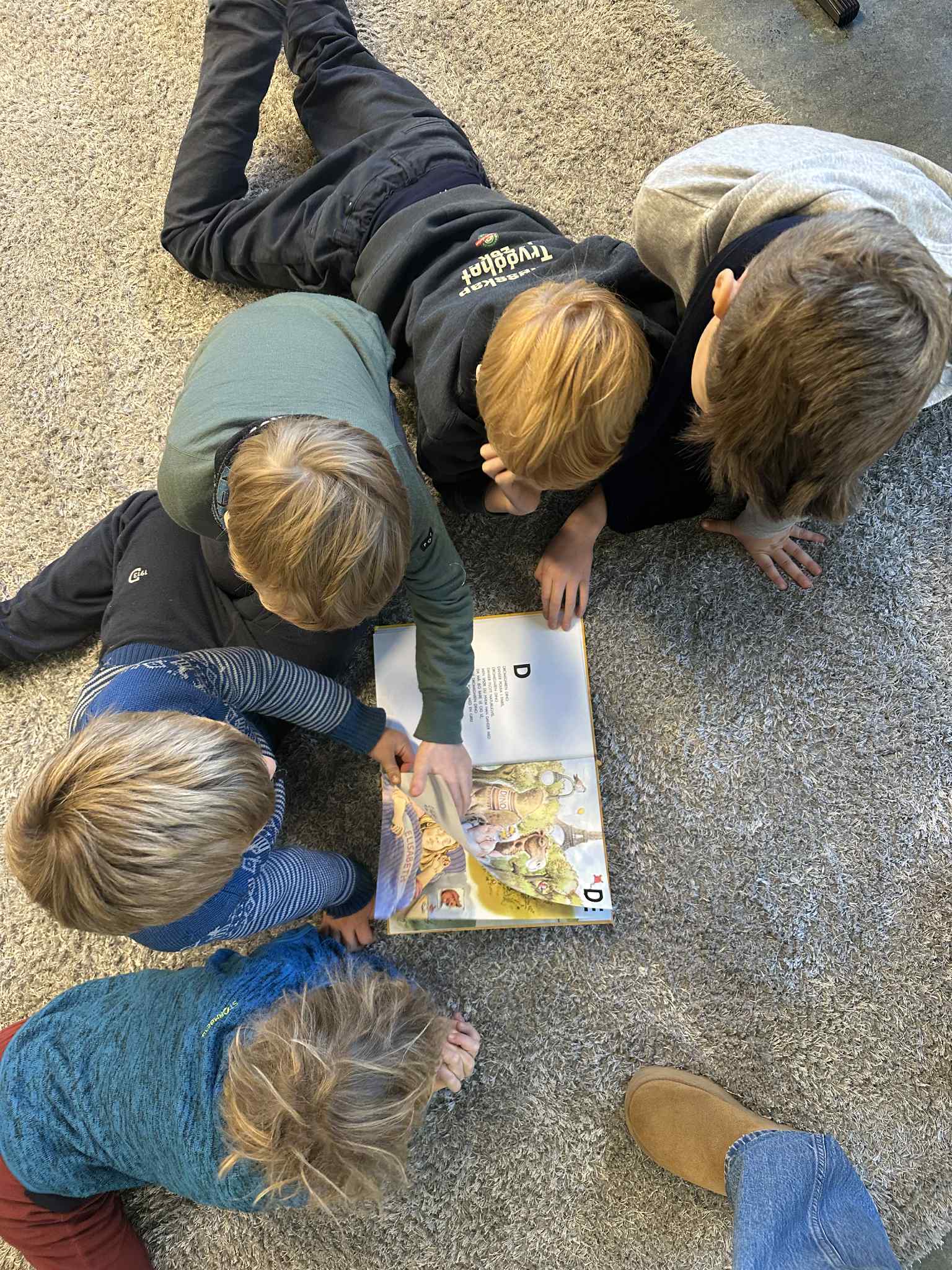 en gruppe mennesker som ser på et kart på bakken