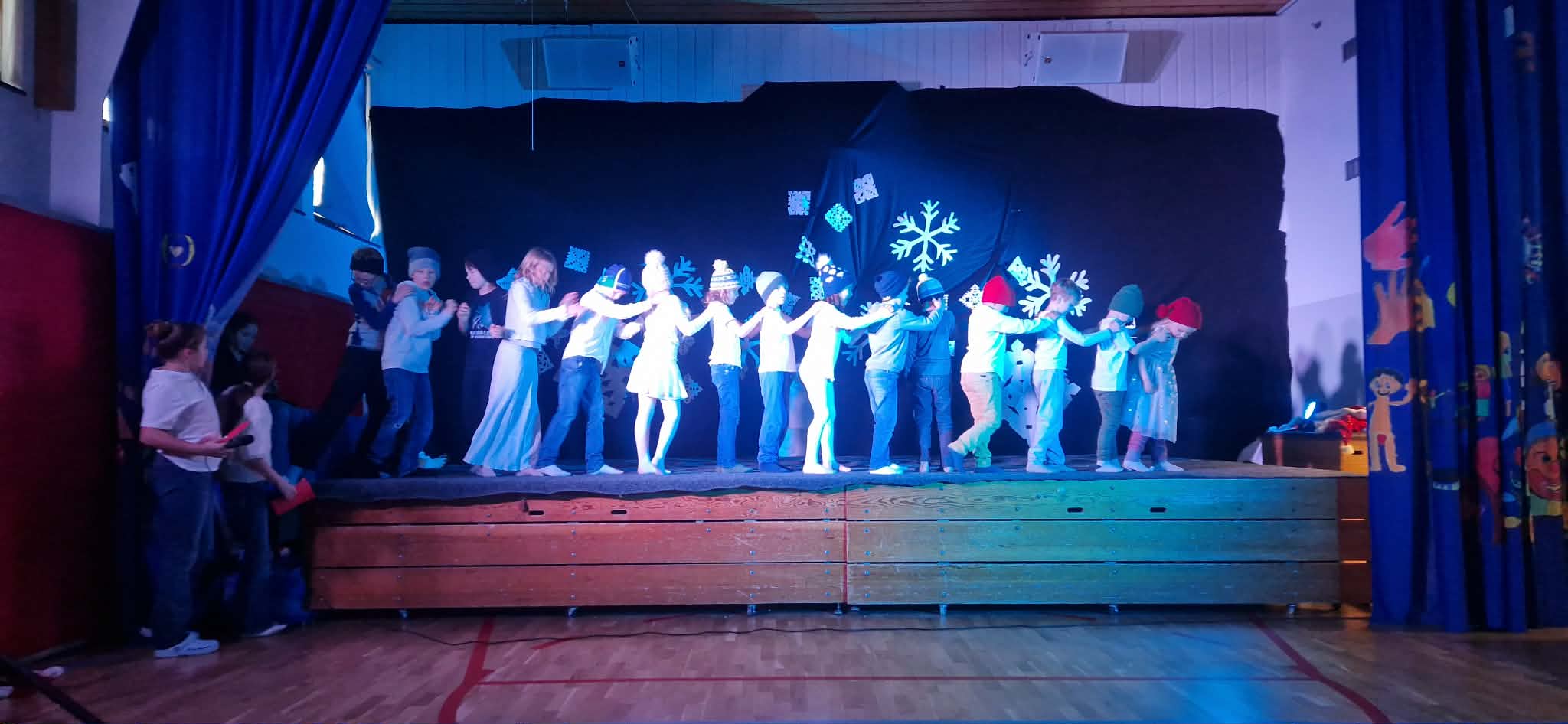 en gruppe mennesker på en scene