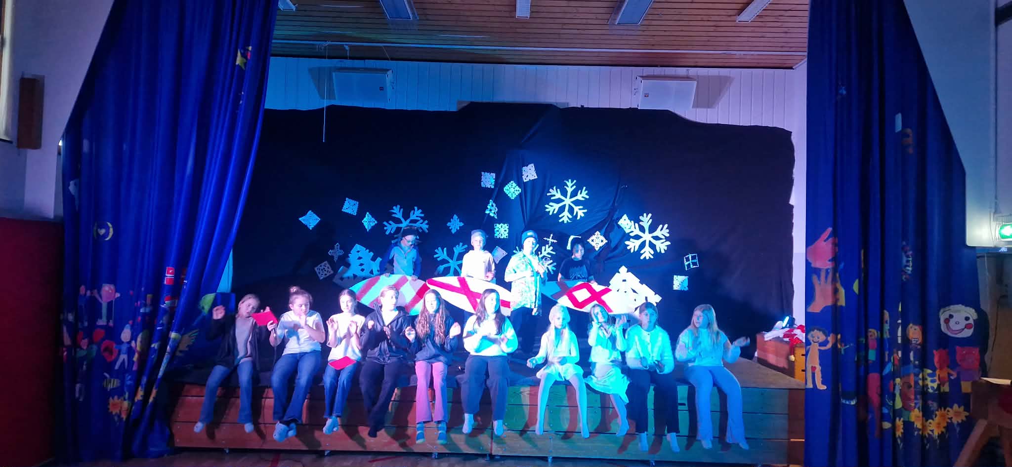 en gruppe mennesker på en scene