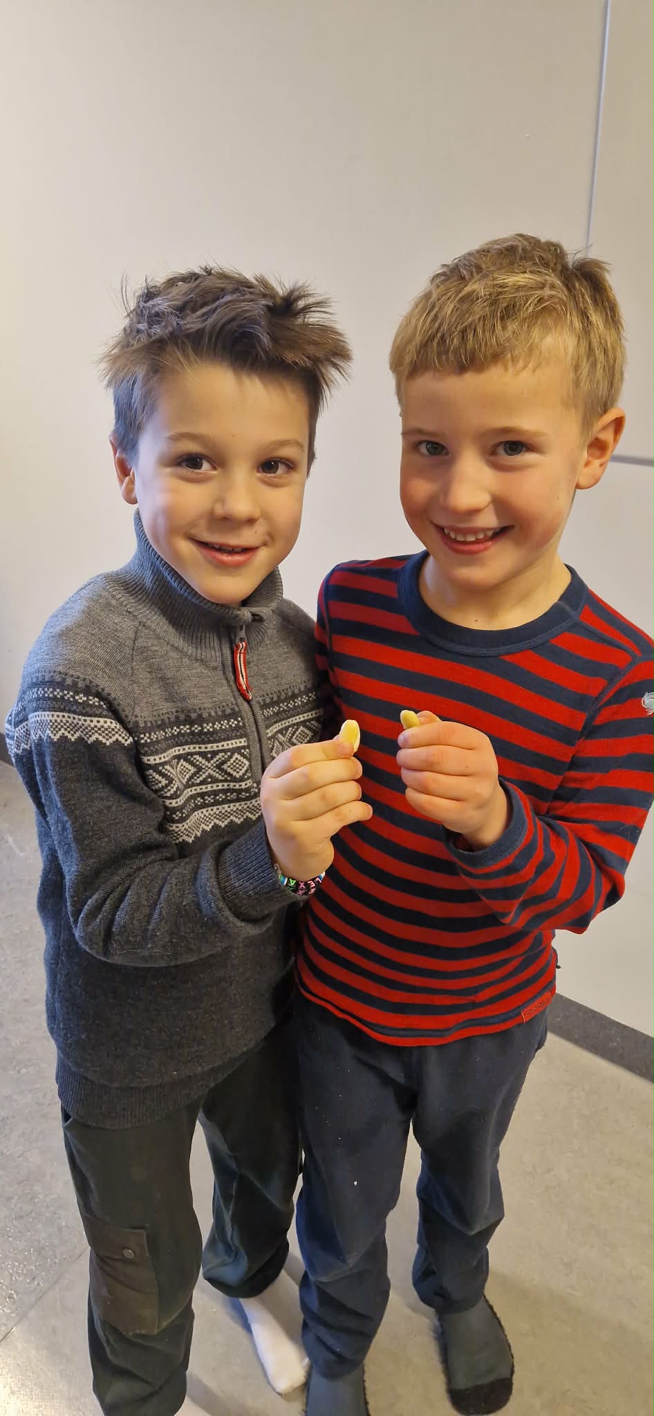 To barner poserer for et bilde