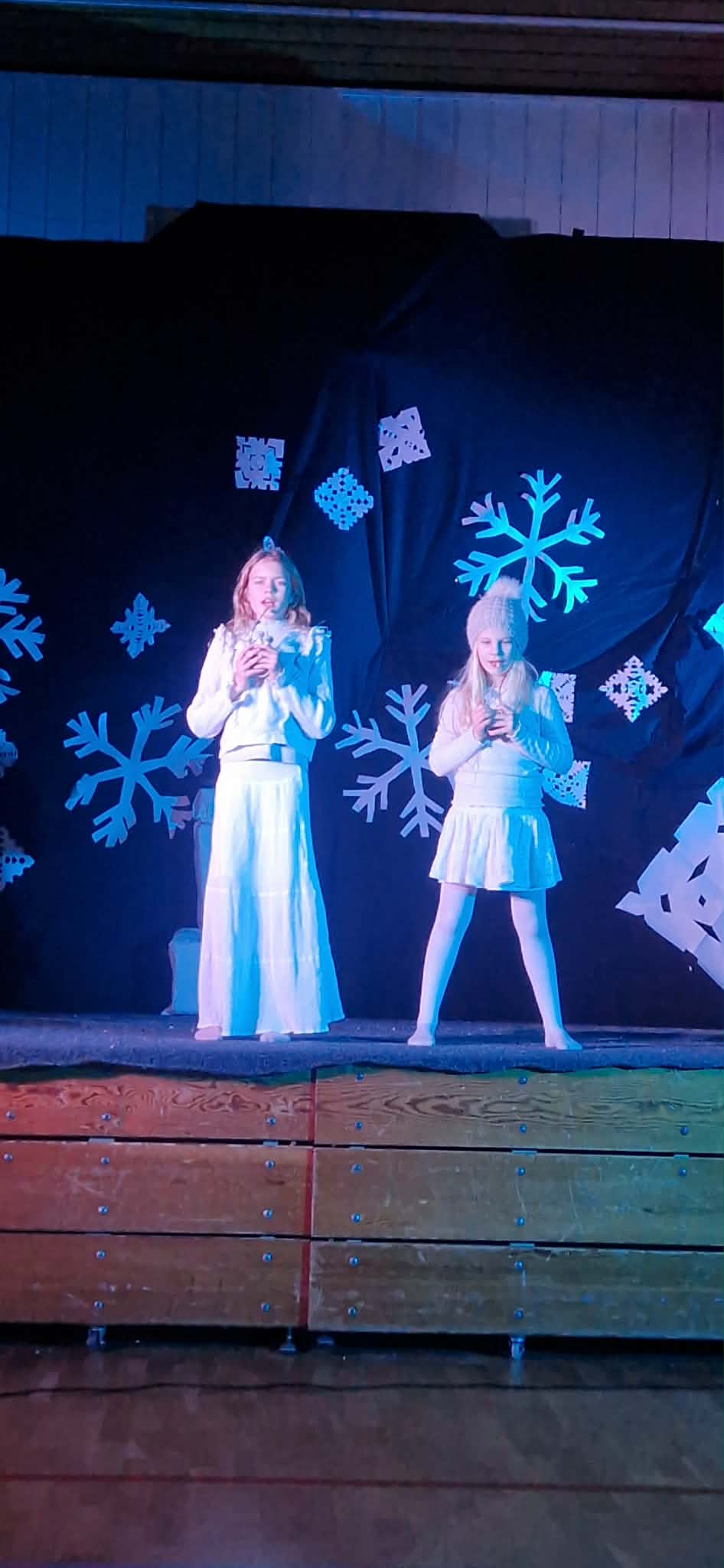 en gruppe barnr i kjoler