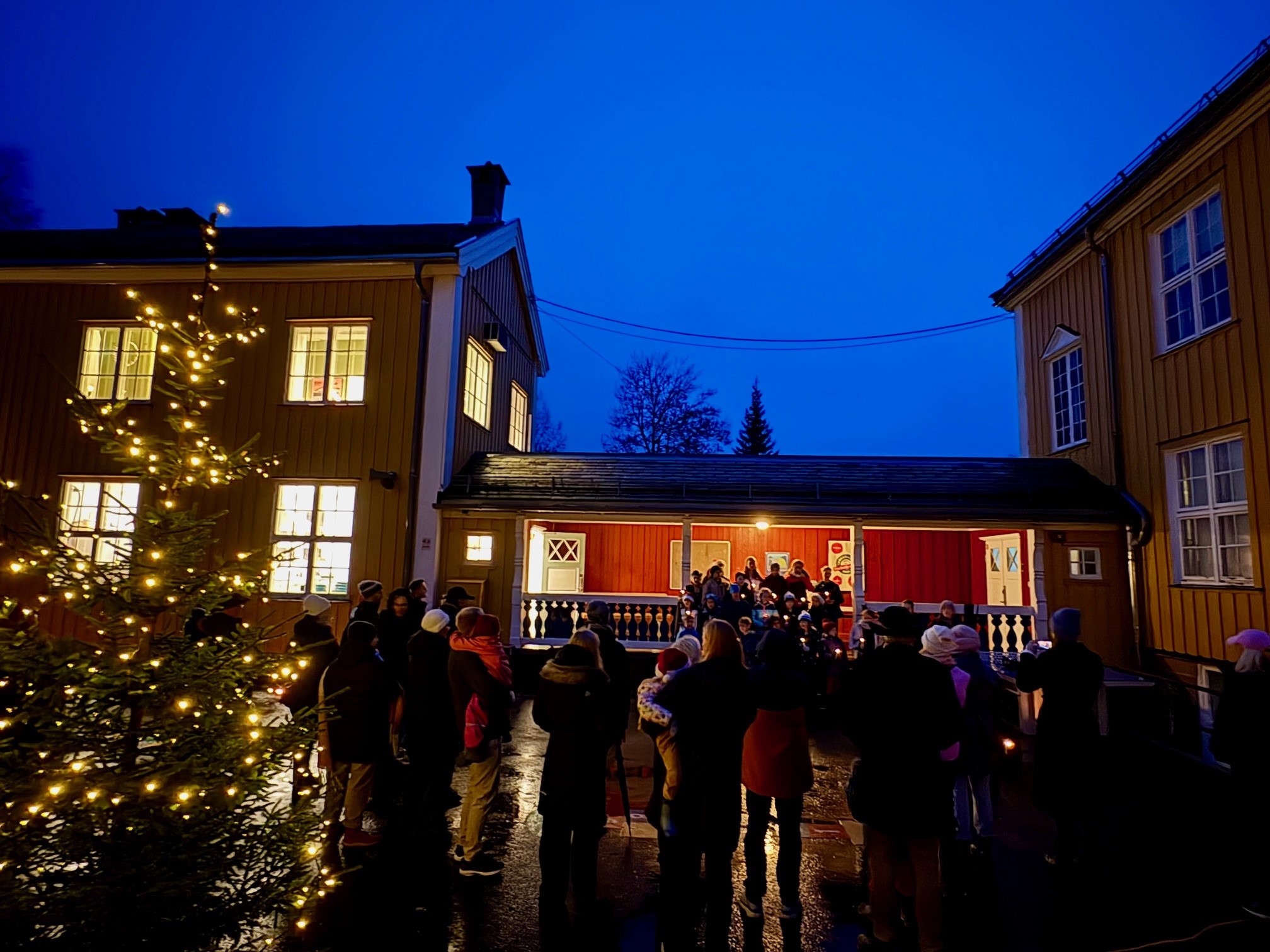 en gruppe mennesker utenfor en bygning