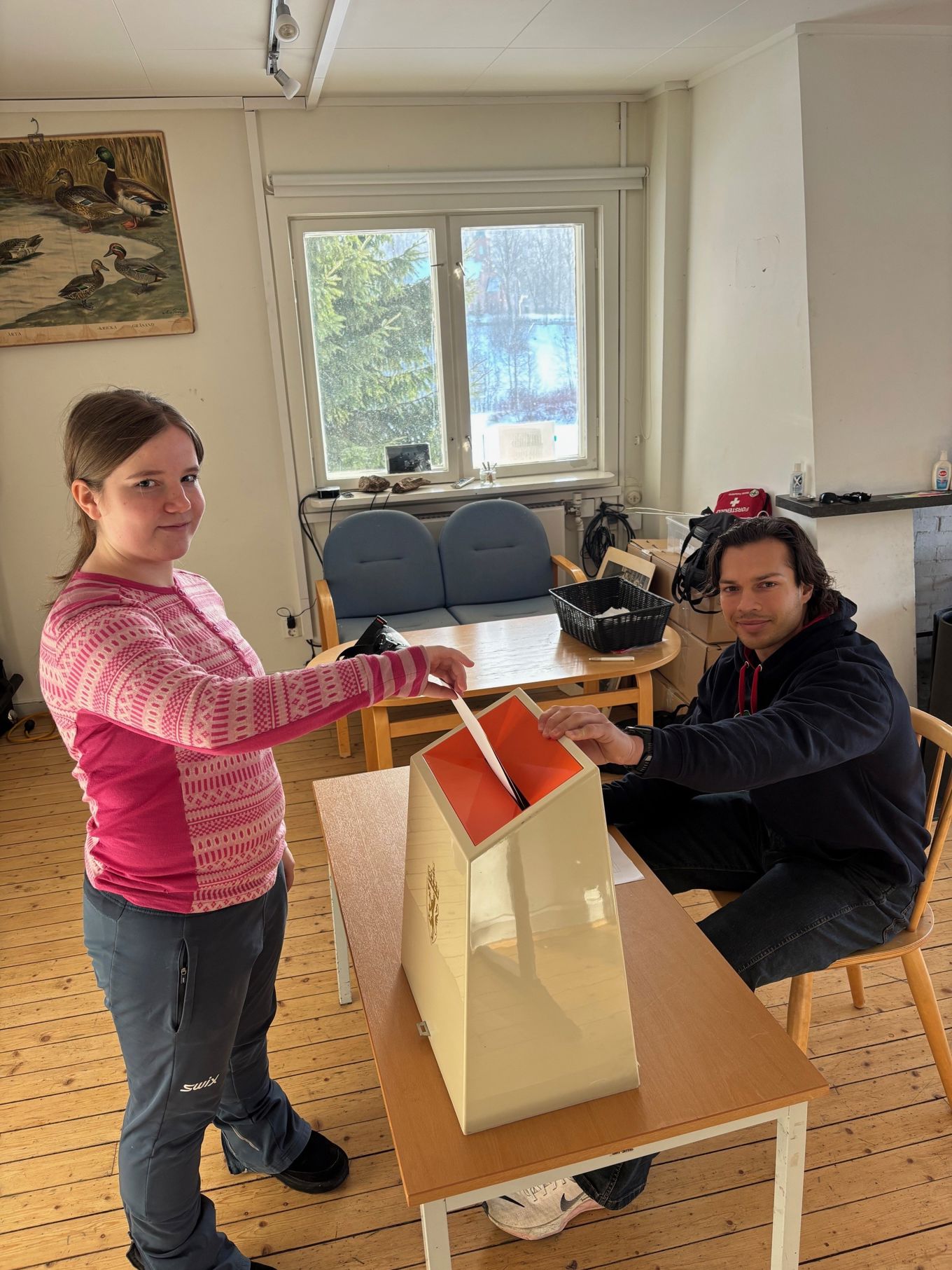 en person som gir en eske til en person en person som gir en eske til en person