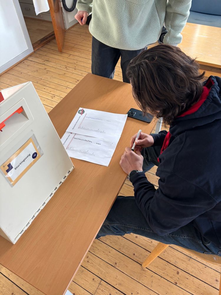 en person som skriver på et ark