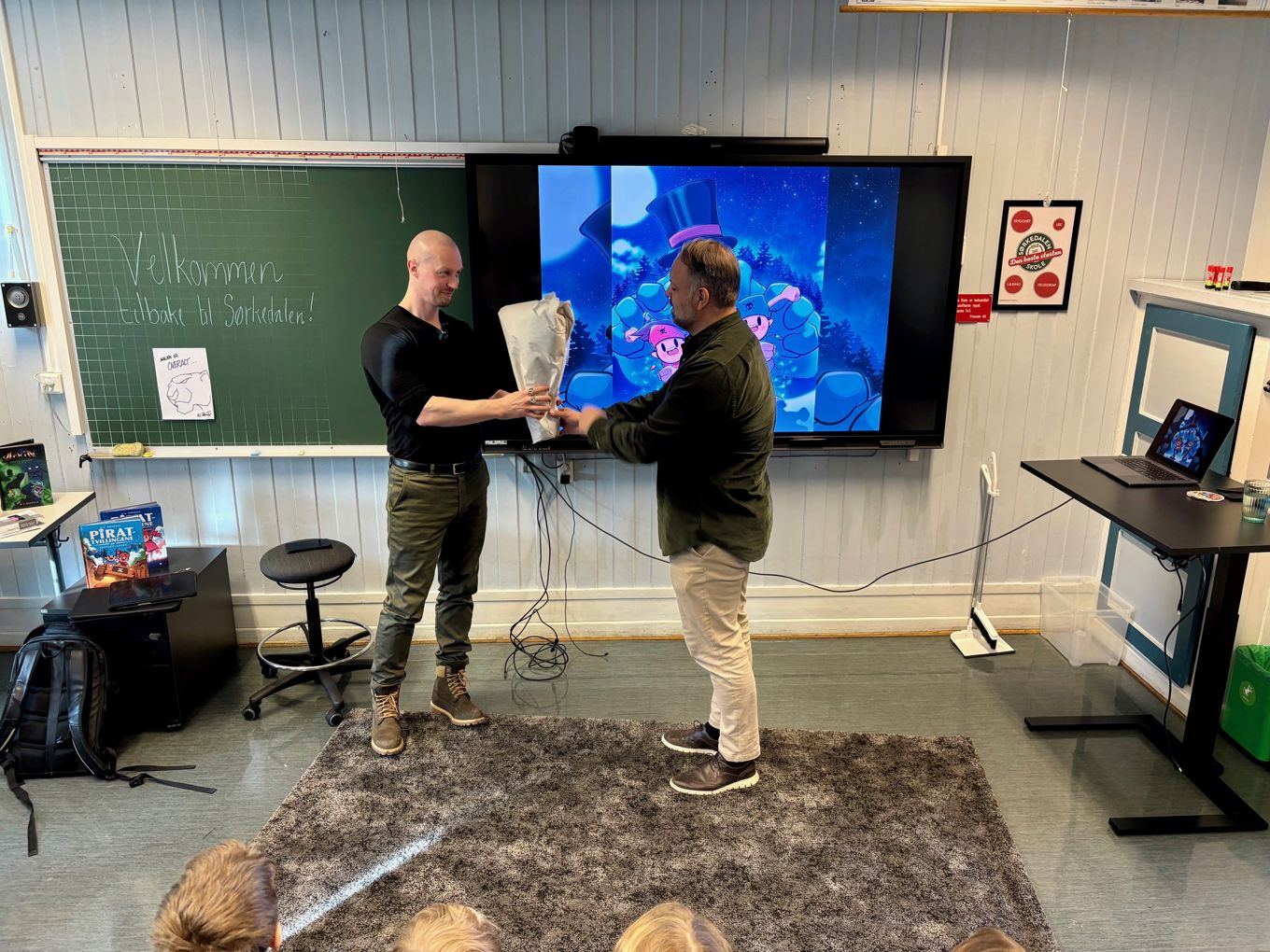 en person presenterer et prosjekt for en person