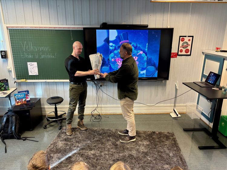 en person presenterer et prosjekt for en person