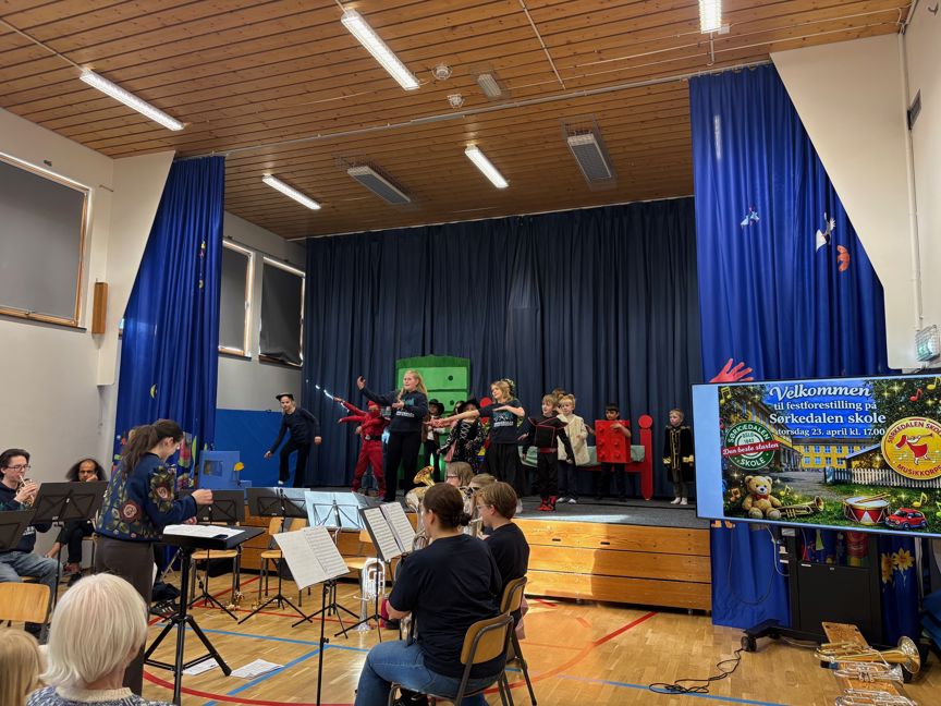 en gruppe mennesker som spiller instrumenter