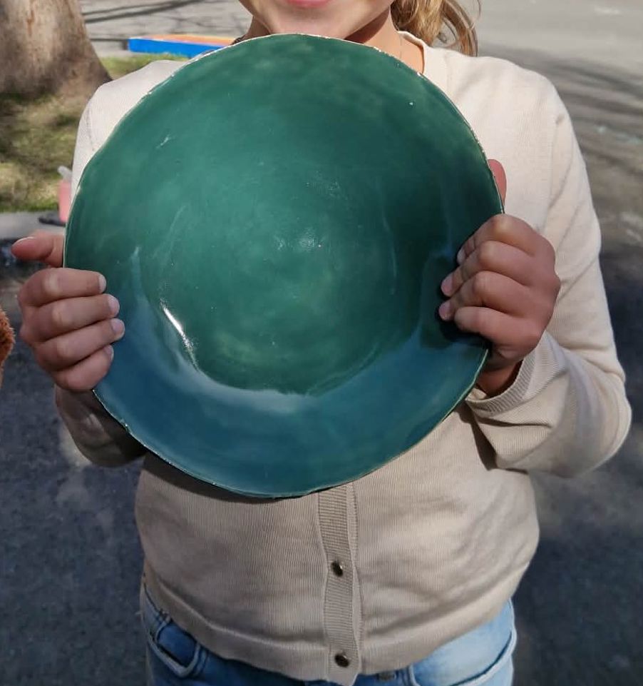 en person som holder en grønn ball