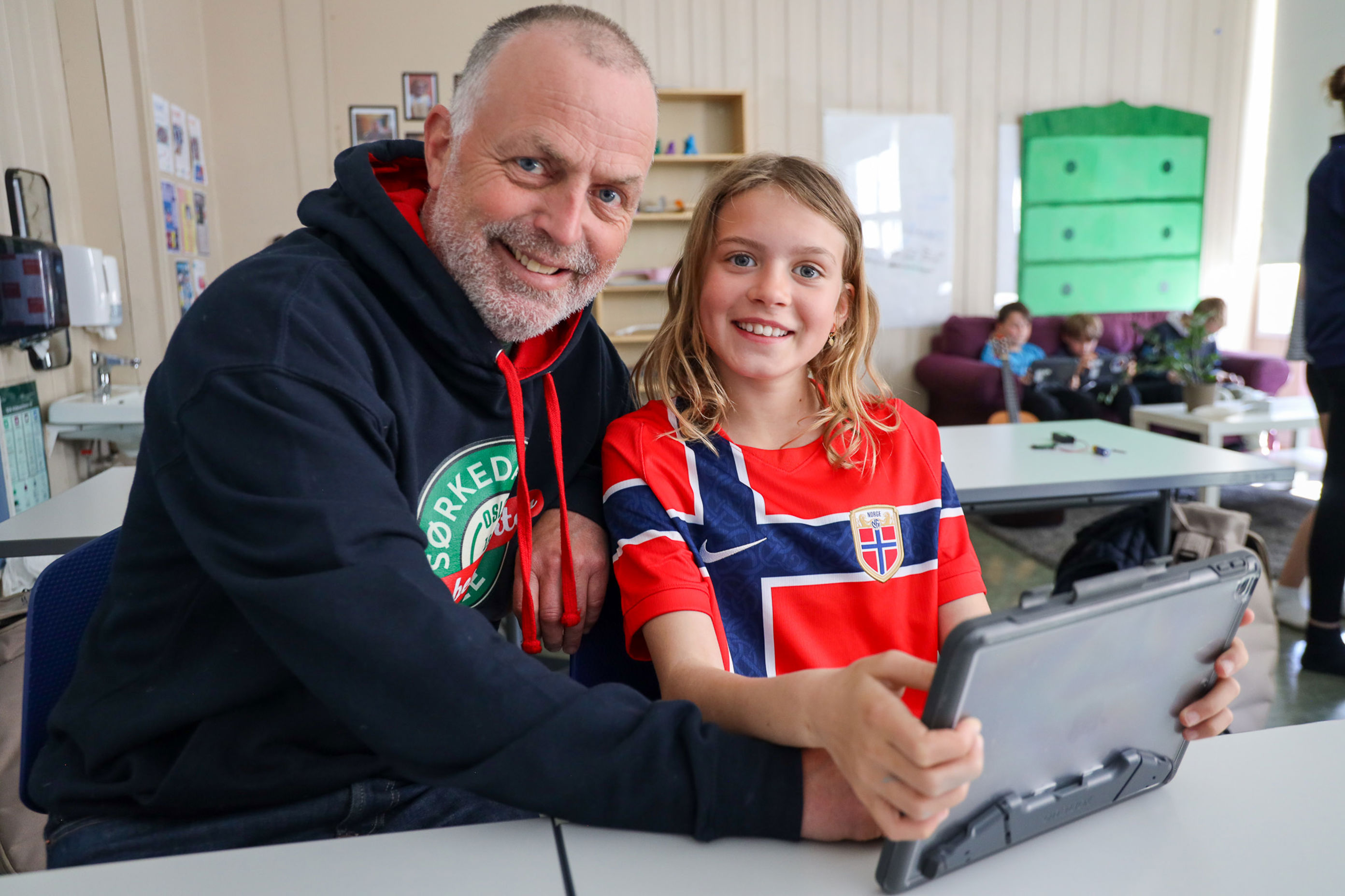 en person og et barn som smiler en person og et barn som smiler