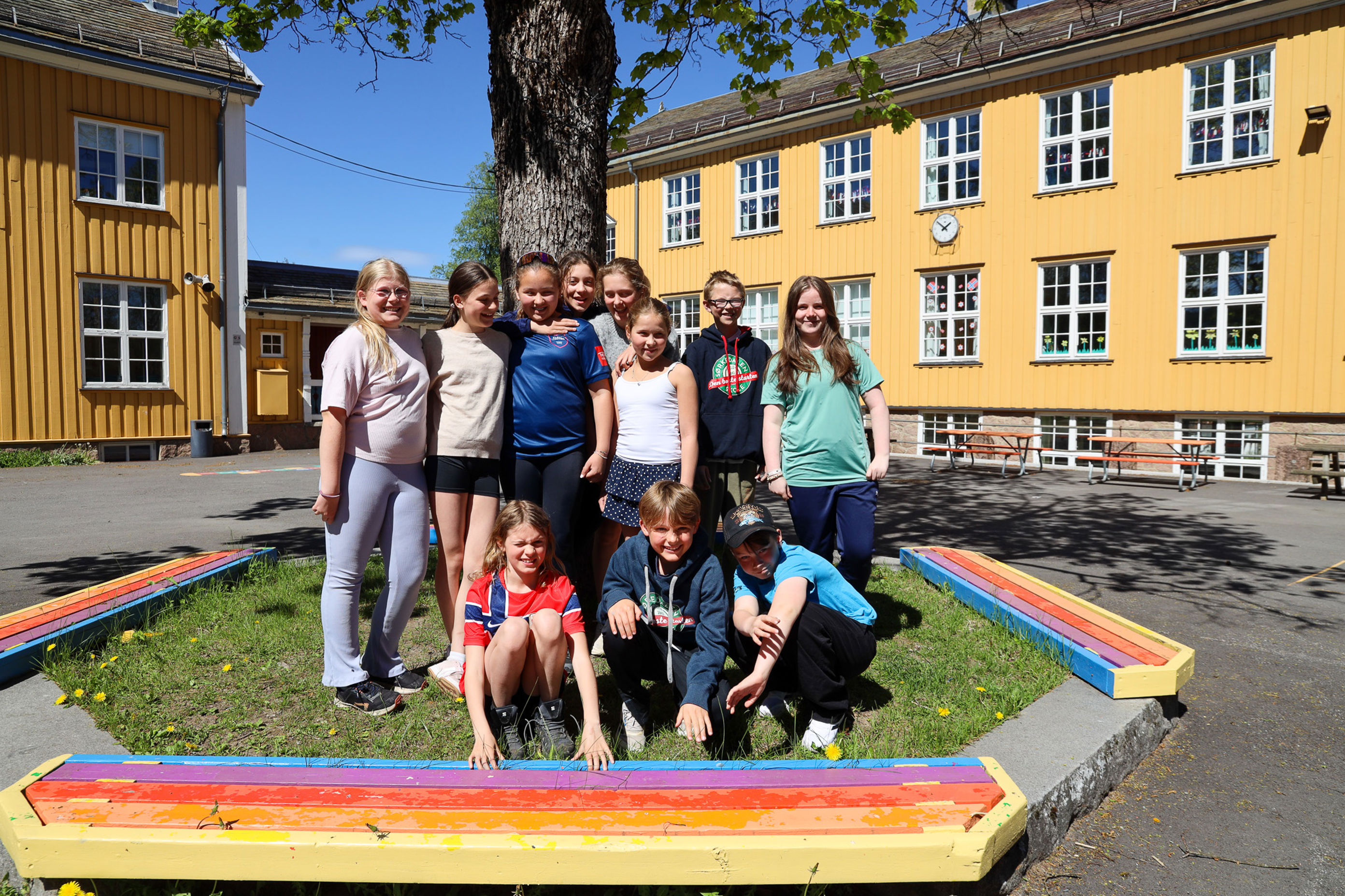 en gruppe mennesker som poserer for et bilde en gruppe mennesker som poserer for et bilde