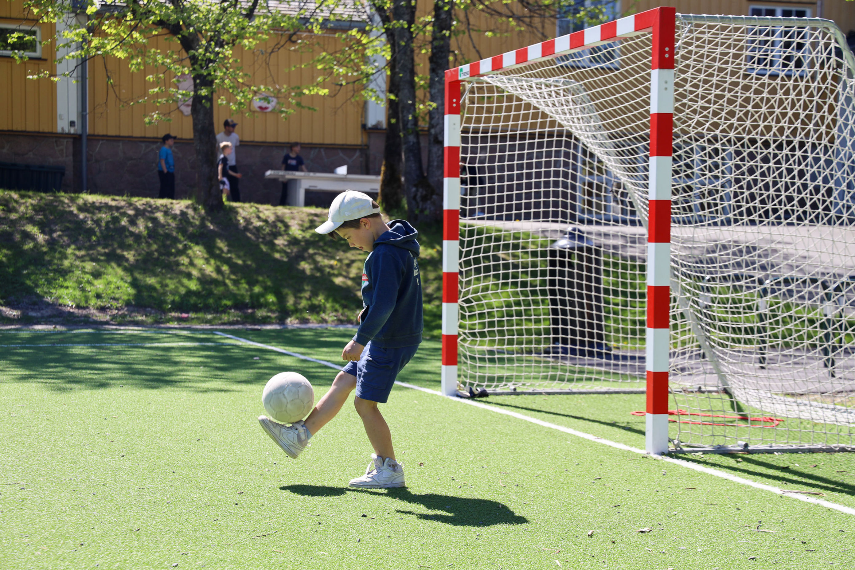 et barn som spiller fotball et barn som spiller fotball