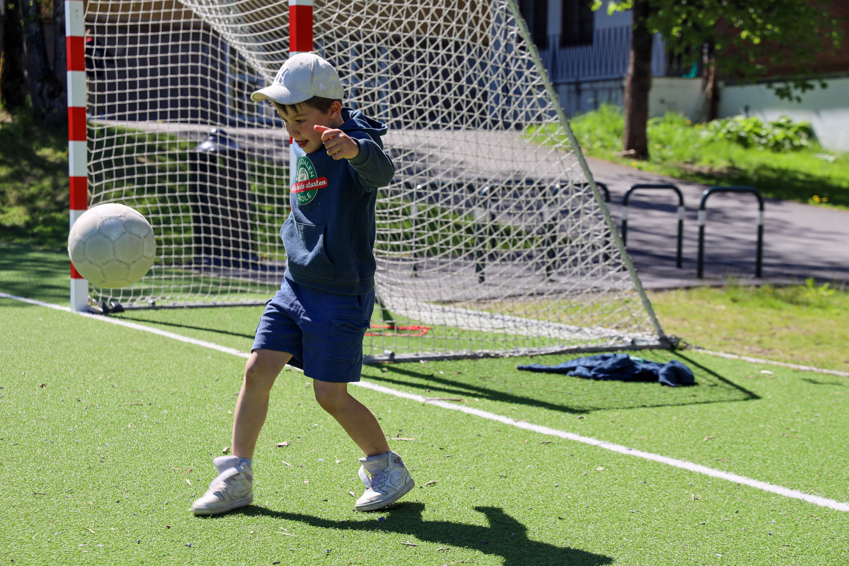 et barn som spiller fotball et barn som spiller fotball