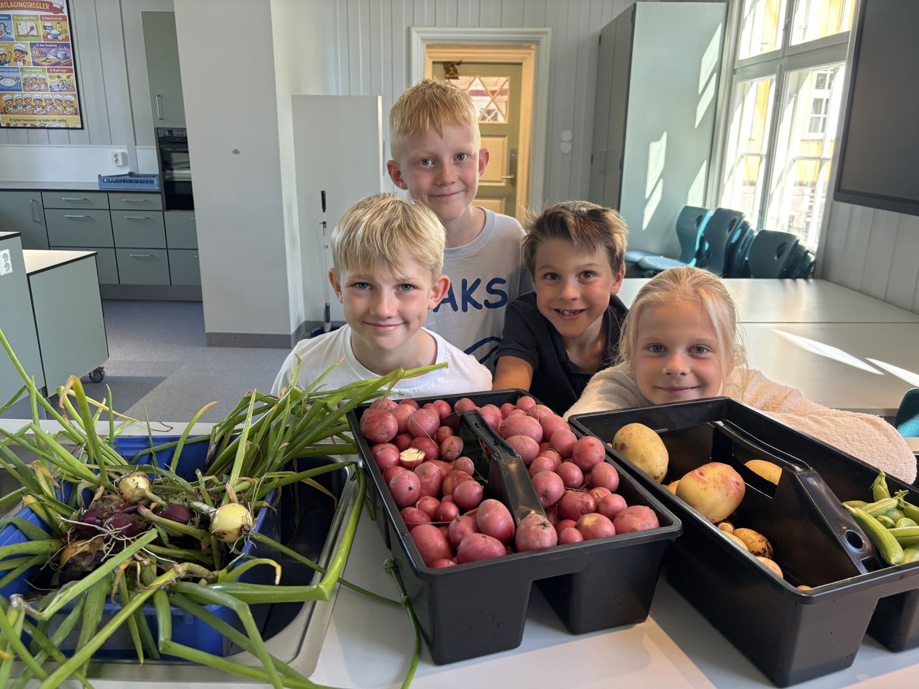 en gruppe barn som poserer for et bilde en gruppe barn som poserer for et bilde