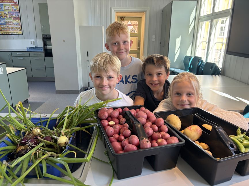 en gruppe barn som poserer for et bilde en gruppe barn som poserer for et bilde