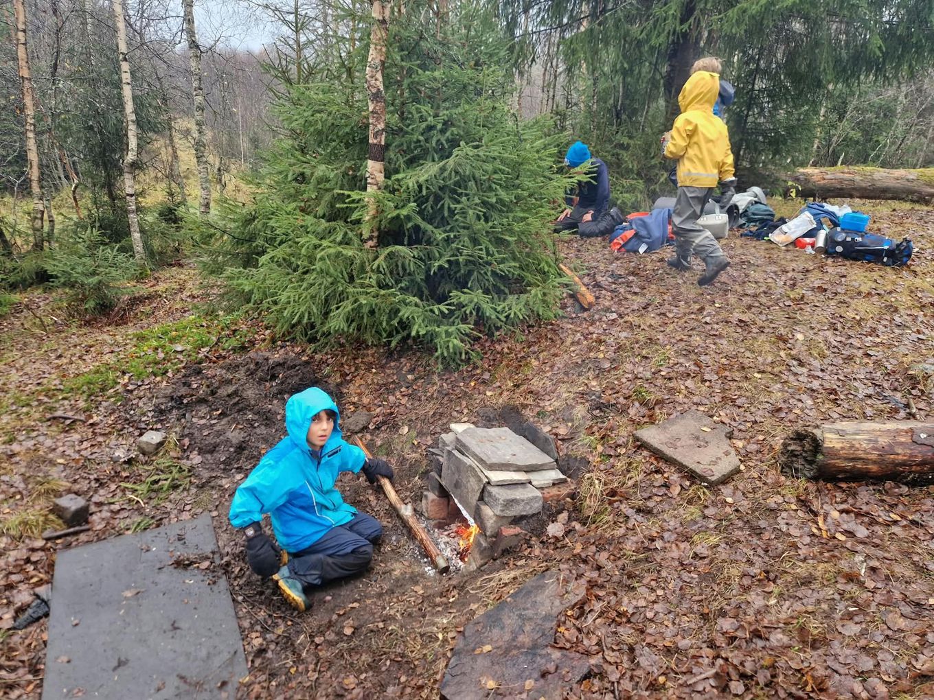 En gruppe mennesker i skogen